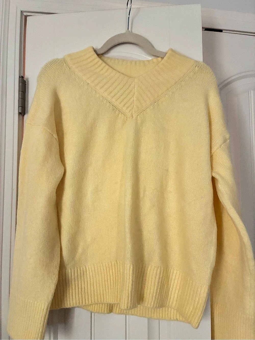 Abercrombie and Fitch
Neck Knit Sweater Yellow